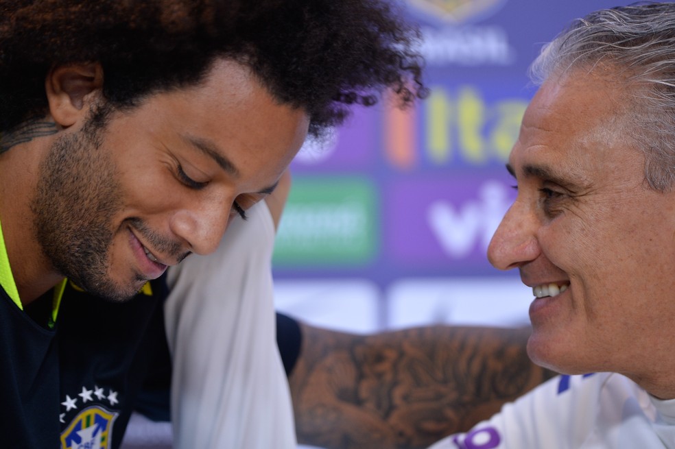 Marcelo, o capitão da vez, ao lado de Tite na Arena do Grêmio (Foto: Pedro Martins / MoWA Press)