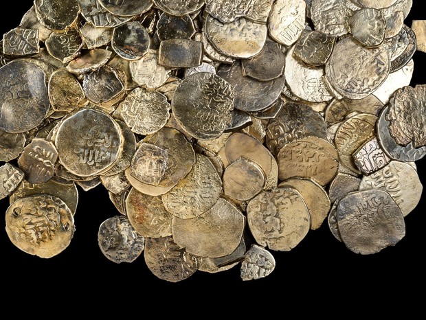 Foram resgatadas centenas de moedas da Idade Média e do Período Romano (Foto: Dafna Gazit, Israel Antiquities Authority)