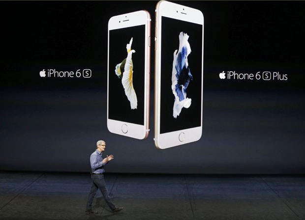Os novos modelos de iPhone, 6s e 6s Plus, são apresentados pelo presidente da Apple, Tim Cook (Foto: Beck Diefenbach/Reuters)