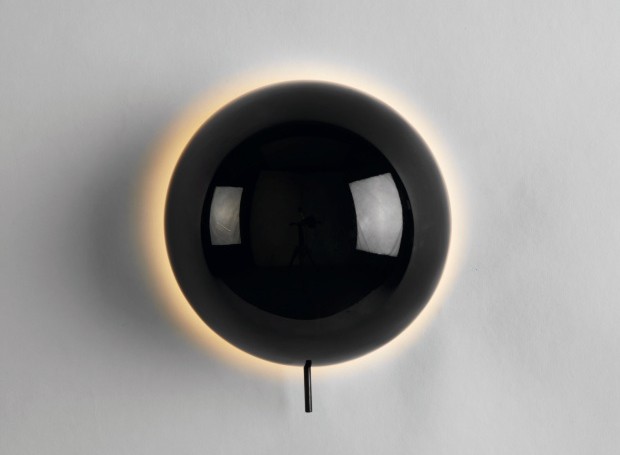 Luminária Eclipse, de aço e LED, 15 x 18 x 13 cm, para a Roll & Hill (Foto: Divulgação)