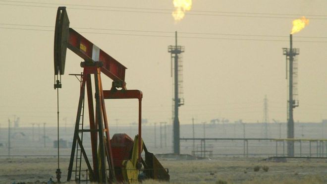 BBC: Na segunda-feira, após os ataques na Arábia Saudita, o preço do petróleo cresceu entre 15 e 20%, atingindo o pico de US$ 71,95 (Foto: JOE RAEDLE VIA BBC)