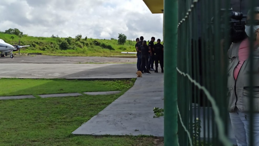 Policiais aguardavam a chegada do suspeito, que foi escoltado até à DEHS. — Foto: Karla Mello, Rede Amazônica