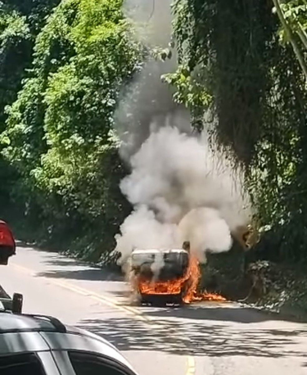 Carro capotado em chamas na Rodovia Rio-Santos — Foto: Reprodução