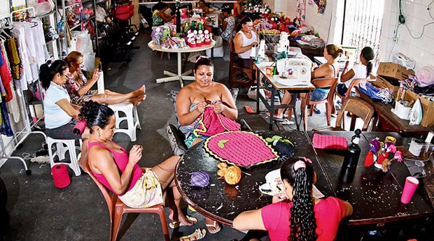 Oficina de costura da marca Tereza, em São Paulo. Incubadora de startups formadas em prisões, como a Tereza, transforma detentas em donas do próprio negócio. (Foto: Divulgação) Oficina de costura da marca Tereza, em São Paulo. Incubadora de startups formadas em prisões, como a Tereza, transforma detentas em donas do próprio negócio. (Foto: Divulgação)