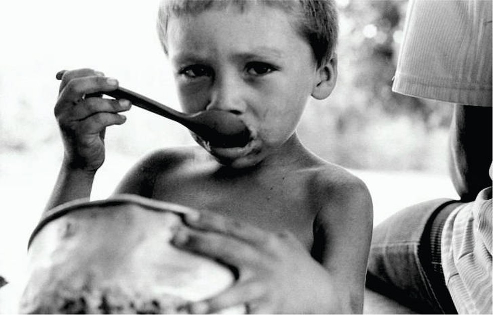 CrianÃ§as que sofrem com a fome sÃ£o retratadas no documentÃ¡rio 'Garapa'. â Foto: DivulgaÃ§Ã£o