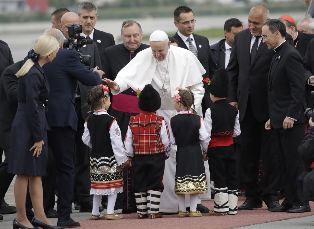 O papa Francisco é recebido na Bulgária por crianças vestindo roupas tradicionais em sua chegada na capital Sofia neste domingo (5) — Foto: Alessandra Tarantino/AP