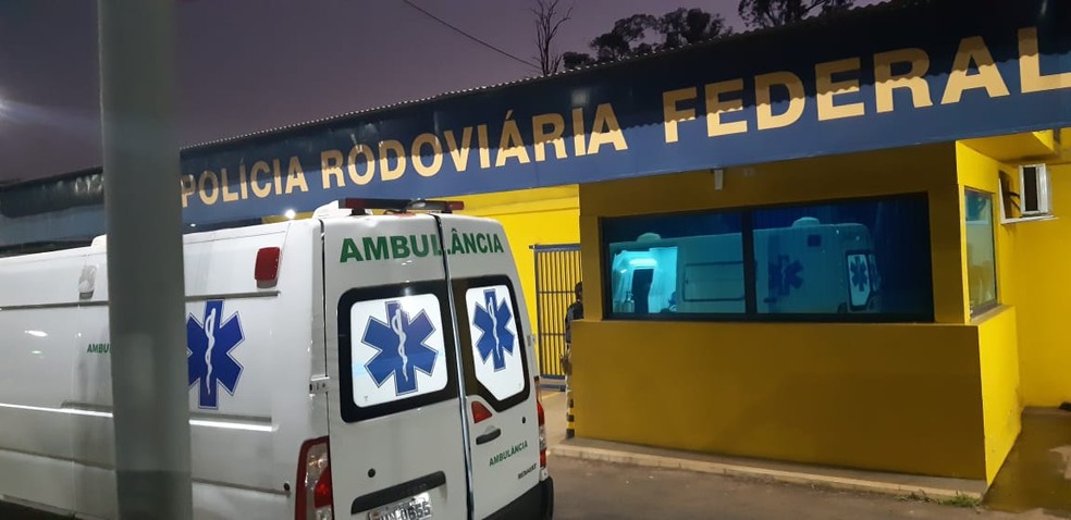 Droga estava dentro de uma ambulância abordada em Ourinhos  — Foto: PRF / Divulgação 