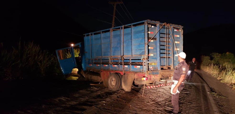 Duas pessoas que estavam no caminhÃ£o nÃ£o ficaram feridas no acidente RJ-186, segundo BPRv â€” Foto: DivulgaÃ§Ã£o/BPRv