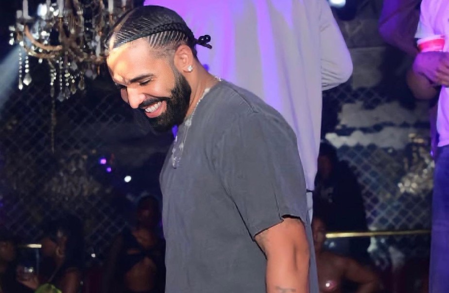 Drake adota novo cabelo, com tranças nagô
