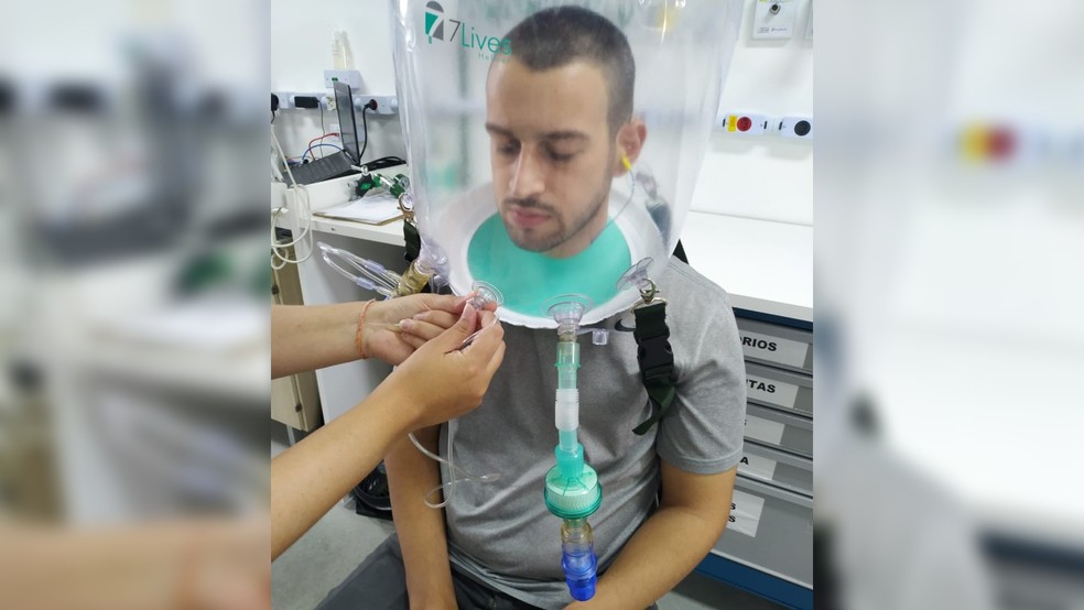 Capacete permite que a pessoa respire normalmente. — Foto: Divulgação/Simulação