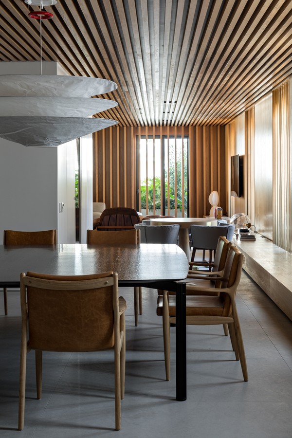 Décor do dia: sala de jantar tem cores neutras e teto com ripas de madeira (Foto: Fran Parente)