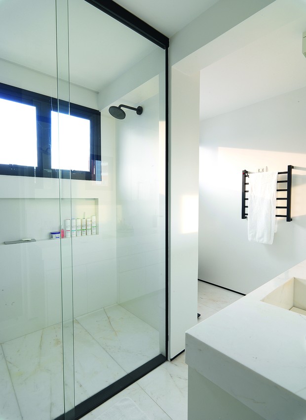 BANHEIRO | Louças da Deca, bancada e piso de mármore branco piguês da Itu Mármores e metais da Hansgrohe (Foto: Valentino Fialdini / Divulgação) Louças da Deca, bancada e piso de mármore branco piguês da Itu Mármores e metais da Hansgrohe (Foto: Valentino Fialdini / Divulgação)