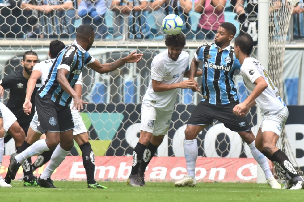 Victor Ferraz e André, do Grêmio — Foto: Ivan Storti/Santos FC