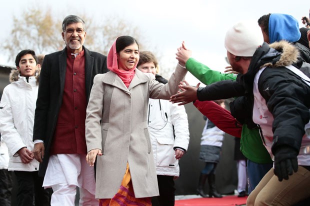 Os ganhadores do Nobel da Paz 2014, Kailash Satyarthi e Malala Yousafzai, chegam para a entrega do prêmio nesta quarta-feira (10) em Oslo (Foto: NTB Scanpix, Hakon Mosvold Larsen/AP)