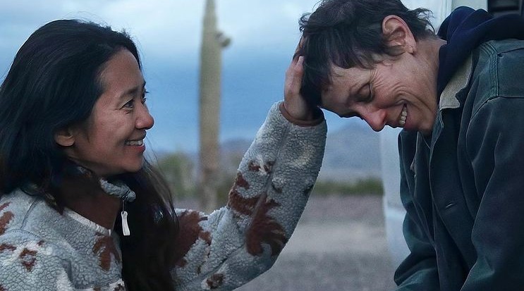Chloé Zhao e Frances McDormand nos bastidores de Nomadland (2020) (Foto: Reprodução / Instagram)