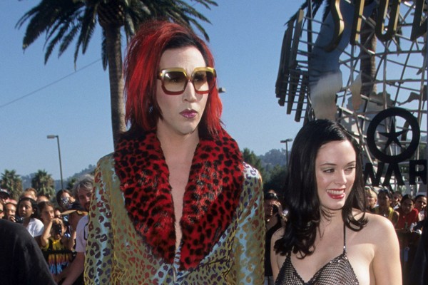 Rose McGowan com Marilyn Manson no VMA 1998 (Foto: Getty Images)