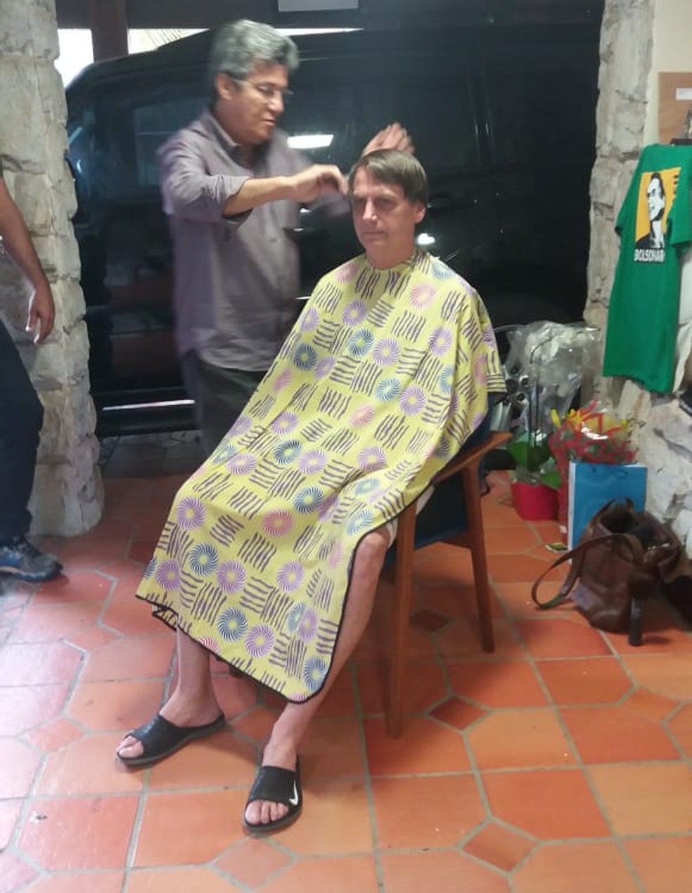 Bolsonaro também cortou o cabelo na manhã desta sexta-feira (2) — Foto: Reprodução