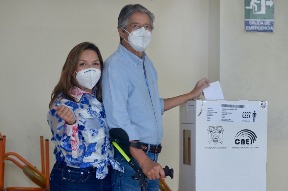 O candidato presidencial equatoriano do movimento Creando Oportunidades (CREO), Guillermo Lasso, vota em Guayaquil, no Equador — Foto: Fernando Mendez / AFP