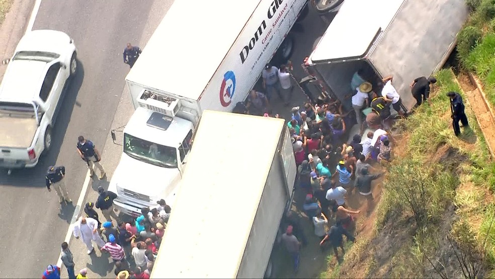 Moradores disputam carne de caminhão de carga que tombou em rodovia de SP — Foto: Reprodução/TV Globo