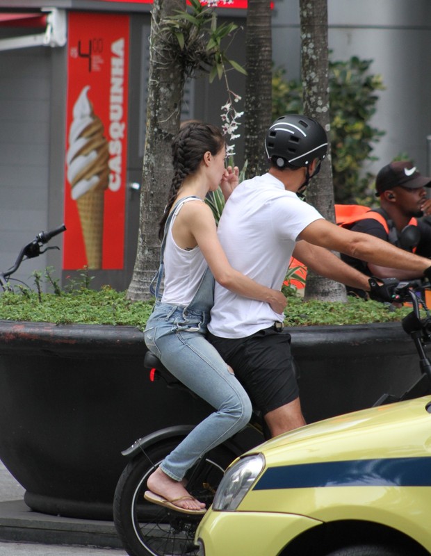 Marjorie Estiano circula acompanhada de bike elétrica no Rio (Foto: Rodrigo Adão/AgNews)