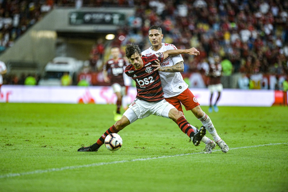 Rodrigo Caio foi aplaudido por Mar&iacute; nessa disputa com Guerrero &mdash; Foto: Alexandre Vidal & Marcelo Cortes / Flamengo