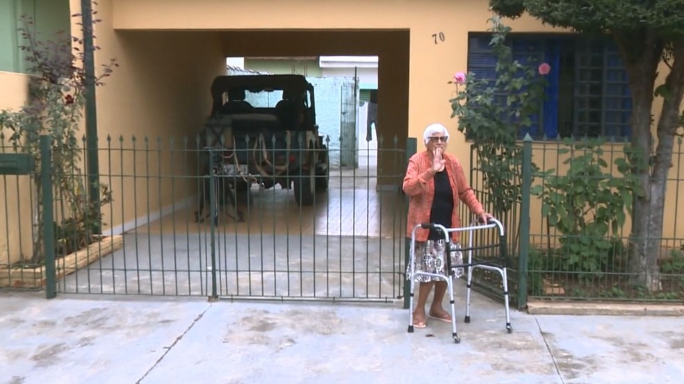 Dona Rosalina mora em Indaiatuba e precisa provar que está viva para transferir Jeep  — Foto: Vanderlei Duarte/EPTV