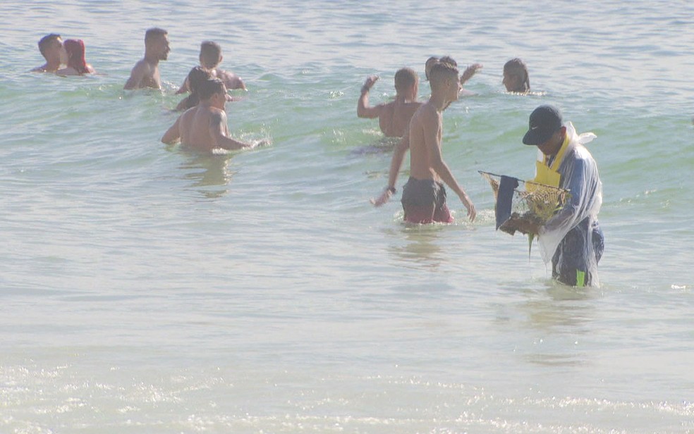 'Garimpeiro' em ação na Praia de Copacabana (Foto: Reprodução/TV Globo)