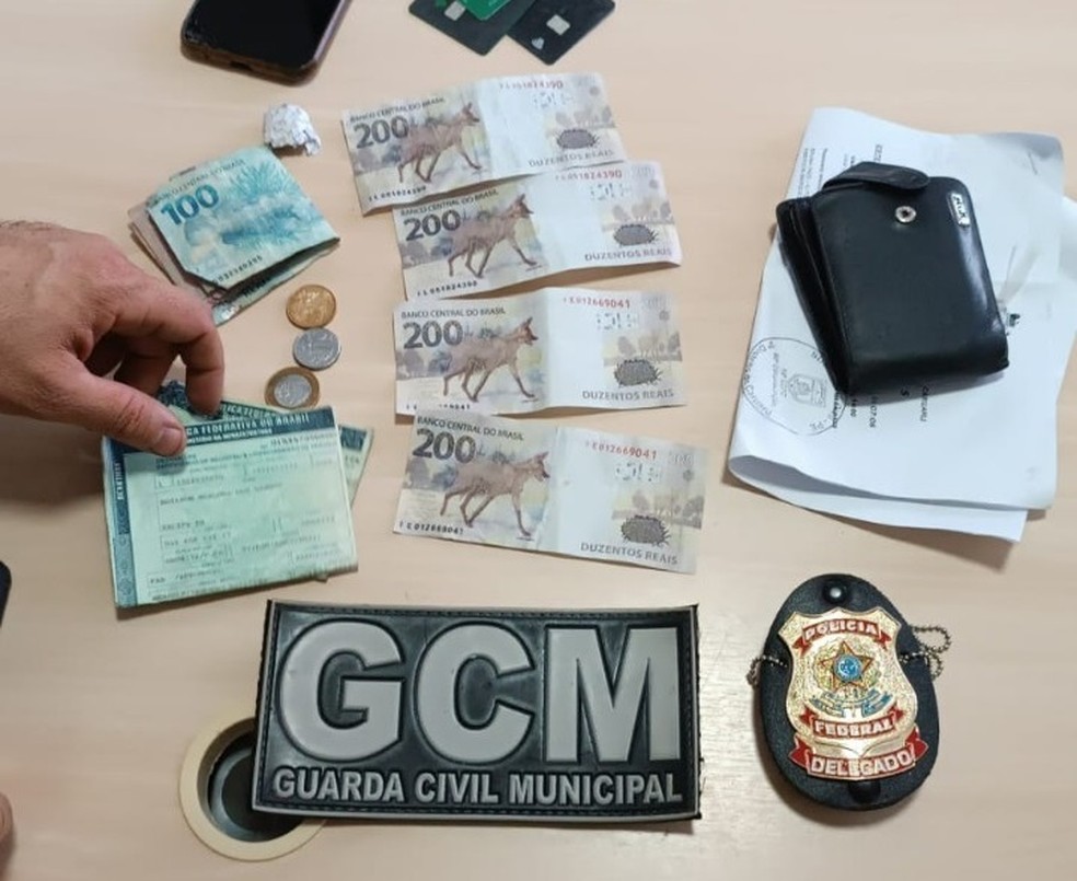 Notas falsas de R$ 200 foram apreendidas com suspeito, em Caruaru — Foto: Guarda Municipal de Caruaru/Divulgação
