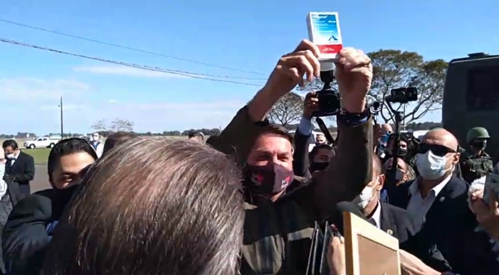 Bolsonaro mostra cloroquina ao chegar em aeroporto de Bagé.  — Foto: Reprodução/RBS TV