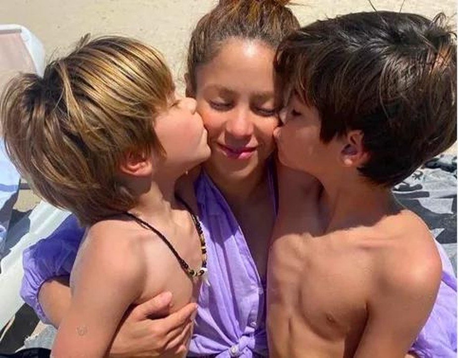 A cantora Shakira com os filhos (Foto: Instagram)