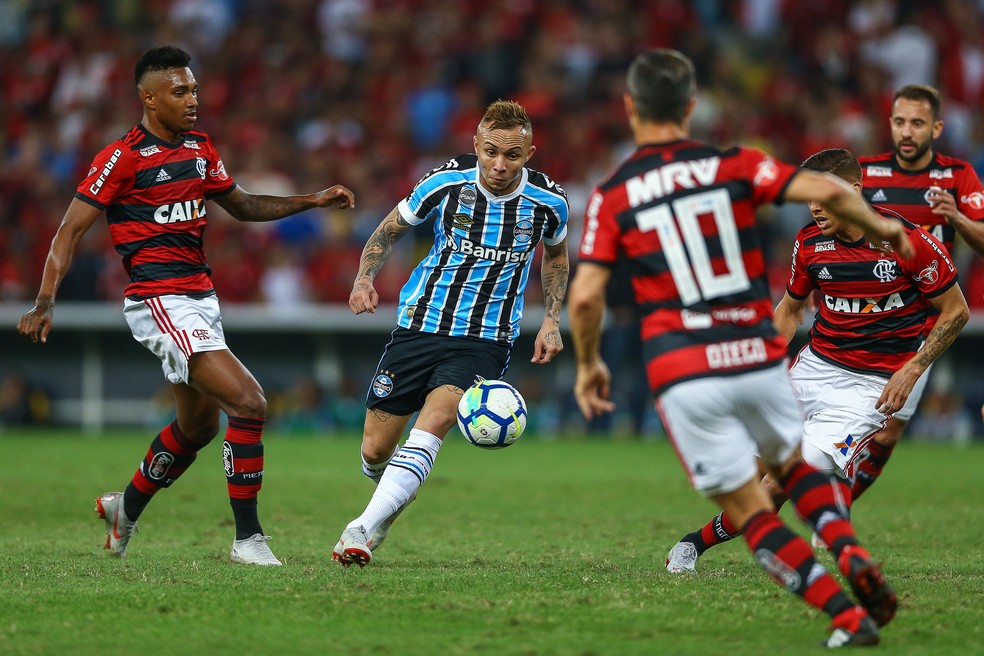 Everton encara Vitinho, Cuéllar e é observado por Ribeiro e Diego: Fla não deu espaços (Foto: Lucas Uebel / Grêmio, DVG)