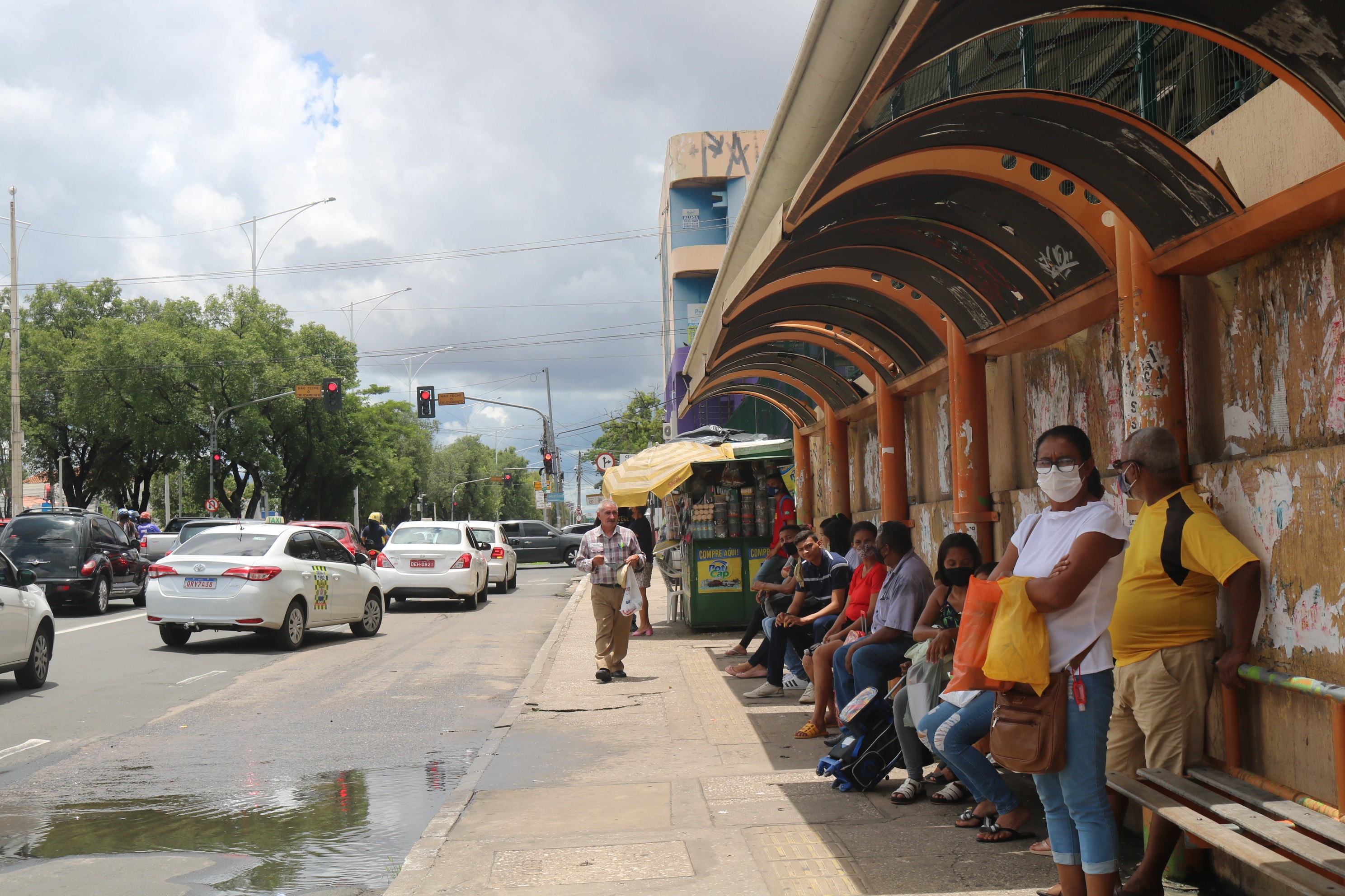 Greve no sistema de ônibus de Teresina chega ao 4º dia e população procura alternativas para se deslocar