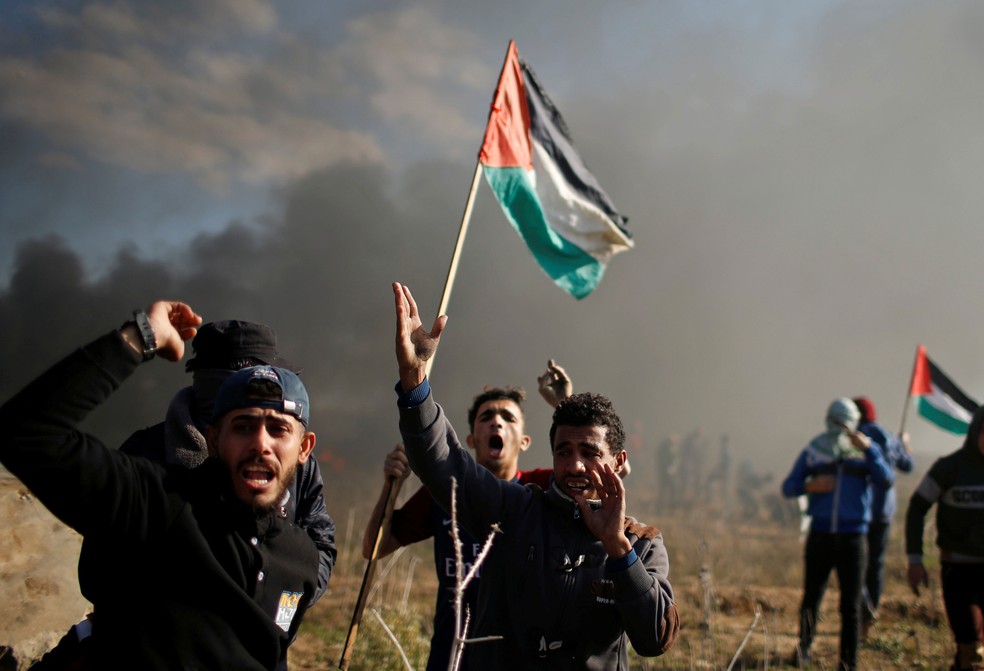 Palestinos entram em confronto com as forças de segurança israelenses perto da fronteira com a Faixa de Gaza nesta sexta-feira (8) (Foto: Mohammed Salem/ Reuters)