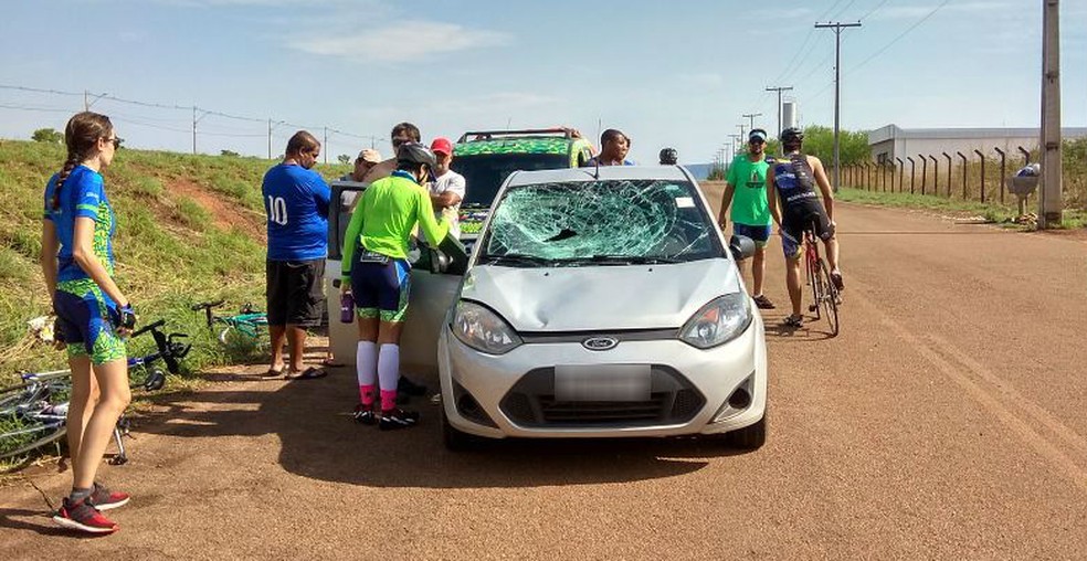 Para-brisas de carro ficou destruído com impacto (Foto: Divulgação)