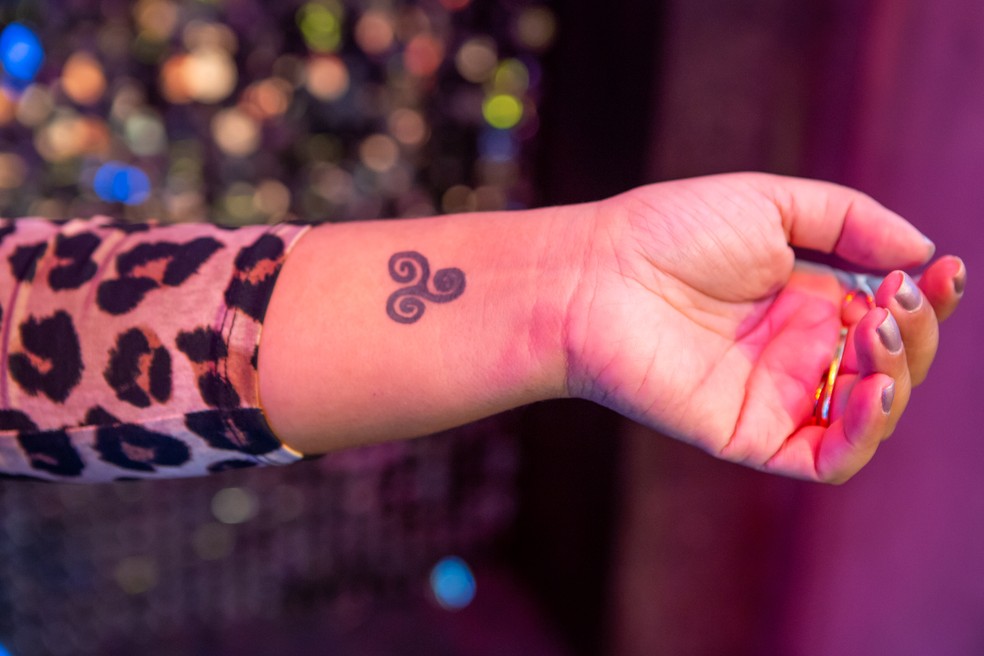 Atriz da nivela orfaos com tatuagem no braço Fabiana Karla Faz Tatuagem Em Homenagem A Personagem Mada De Verao 90 Verao 90 Gshow