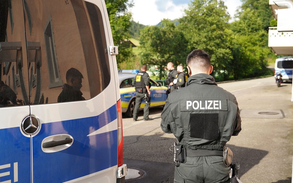 Serviços de emergência e policiais bloqueiam o acesso ao distrito de Oppenau, em Ramsbach, na Alemanha, durante a operação que deteve Yves Rausch, o ‘Rambo da Floresta Negra’, na sexta-feira (17) — Foto: Benedikt Spether/dpa via AP
