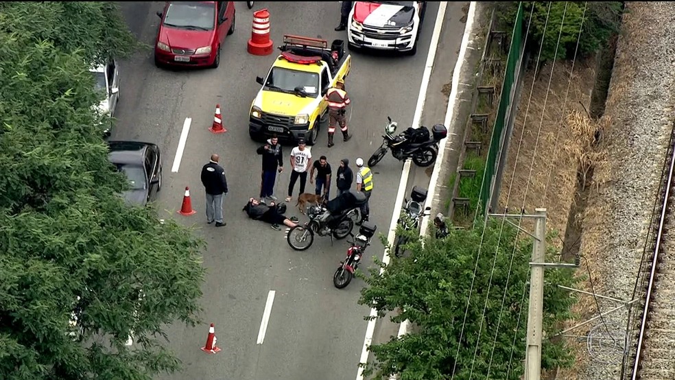 Por causa de acidente com motociclista, duas faixas da Marginal Pinheiros são bloqueadas (Foto: Reprodução/TV Globo)