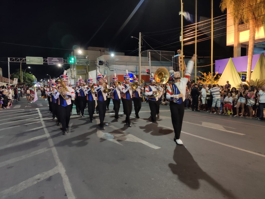 Desfile em homenagem aos 124 anos de Petrolina — Foto: Amanda Franco / TV Grande Rio