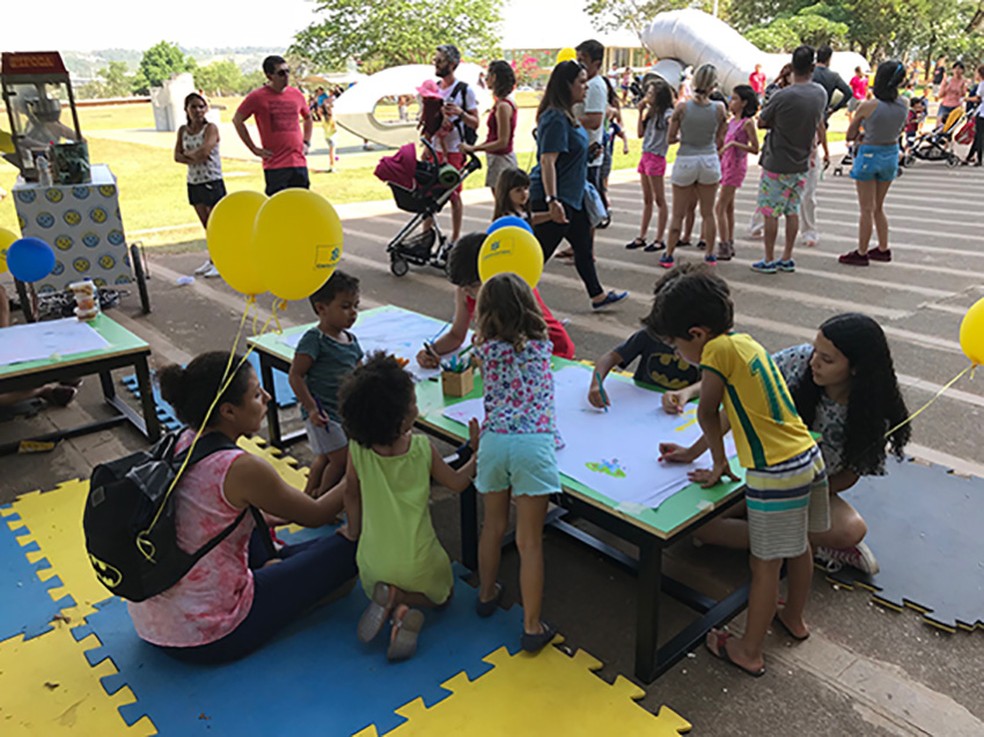 Crianças e adultos participam de oficina no CCBB Brasília.  — Foto: Divulgação 
