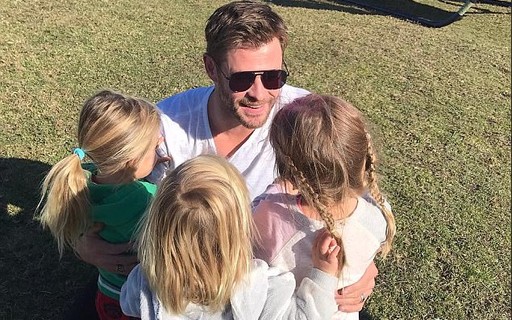 Chris Hemsworth forjou altura de filha para menina entrar em