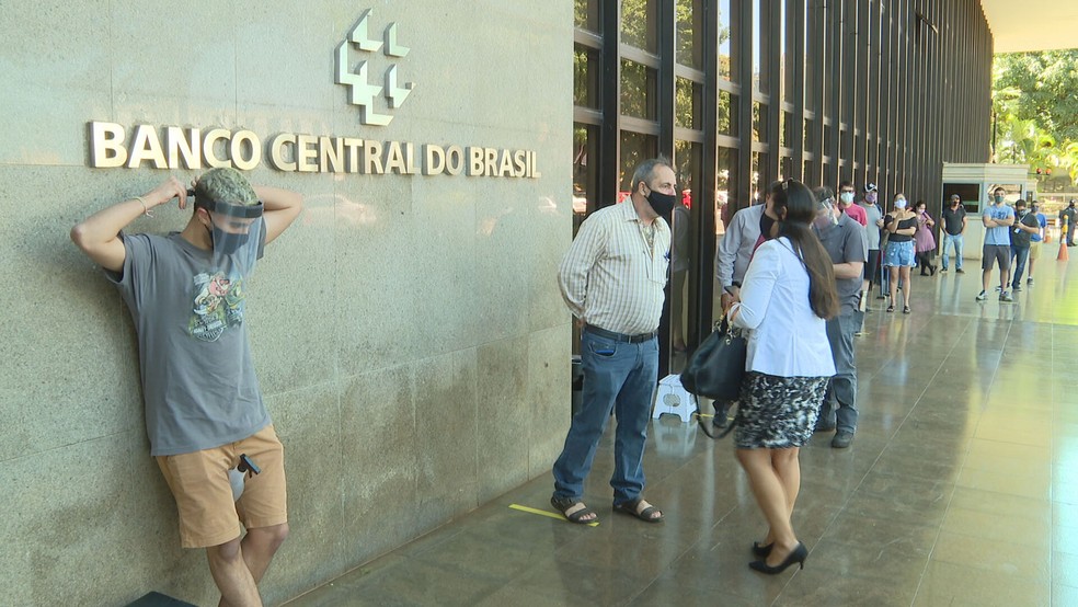 Cédula de R$ 200 entra em circulação e colecionadores fazem fila para garantir primeiras notas no DF — Foto: TV Globo/Reprodução