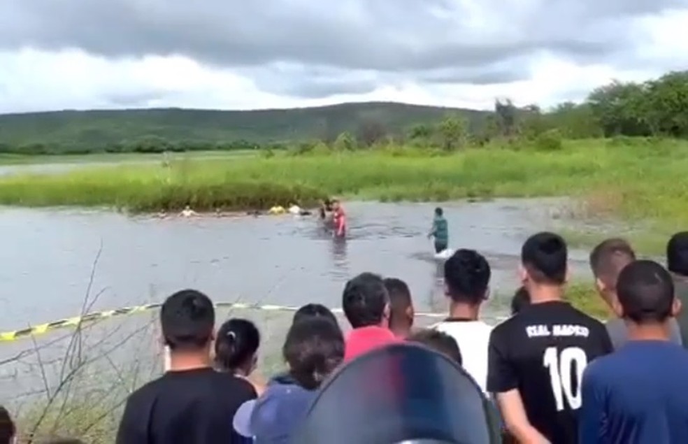 Bombeiros procuram pessoa desaparecida em açude em Independência, no interior do Ceará; cinco pessoas morreram afogadas no local — Foto: TV Verdes Mares/Reprodução