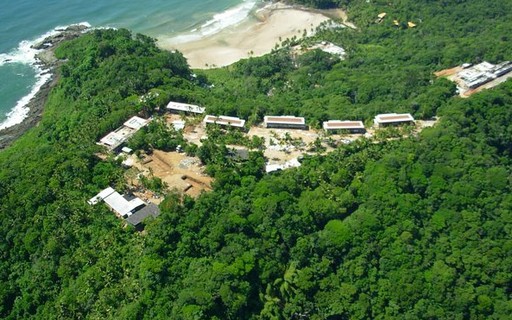 O inovador hotel com casas pré-fabricadas escondido numa floresta