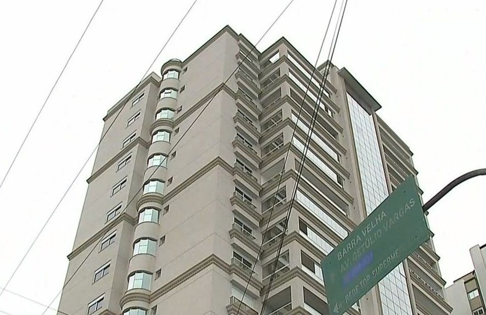 Prédio em Balneário Piçarras ainda estava em construção — Foto: Reprodução/ NSC TV