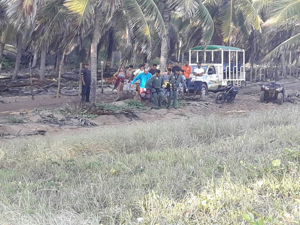 Equipe contou com ajuda de populares durante o socorro (Foto: Grupamento Aéreo/Divulgação)