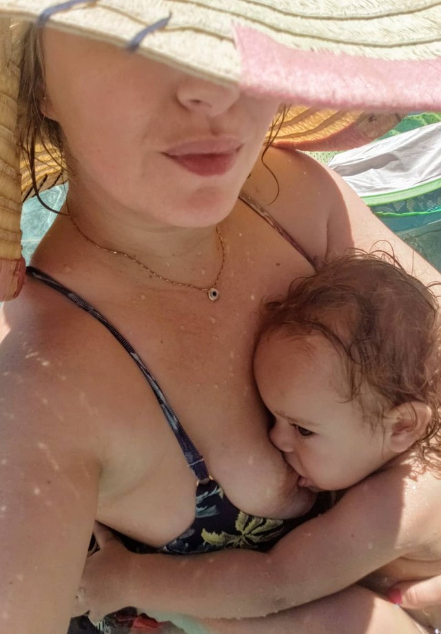 Mari Bridi amamenta na piscina (Foto: reprodução/Instagram)
