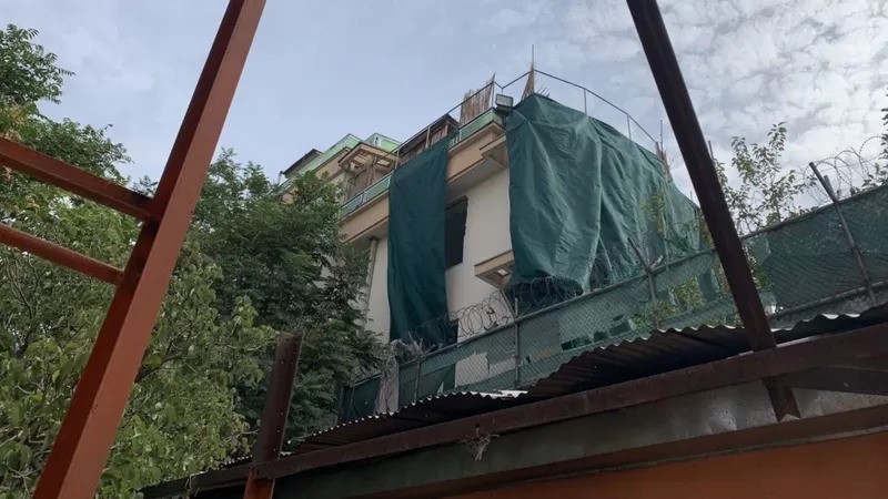 Este é o suposto local do ataque em Cabul — com a varanda agora coberta (Foto: BBC News)