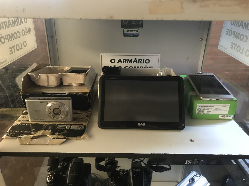 Câmera fotográfica, celular e monitor à venda em leilão do Detran-DF — Foto: Detran-DF/Divulgação