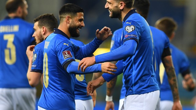Insigne e Berardi comemoram o primeiro gol da Itália contra a Irlanda do Norte
