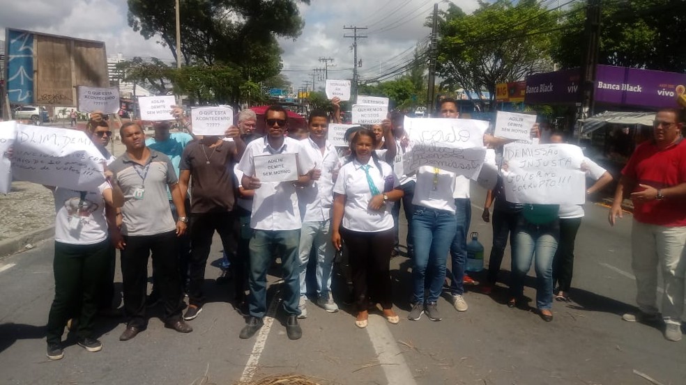 Protesto de ex-funcionários ocorreu em frente ao Hospital Barão de Lucena, na Zona Oeste do Recife — Foto: WhatsApp/Reprodução